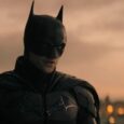 A fortuna de Bruce Wayne nos quadrinhos e o que os números escondem Bruce Wayne como Batman em sua base de operações