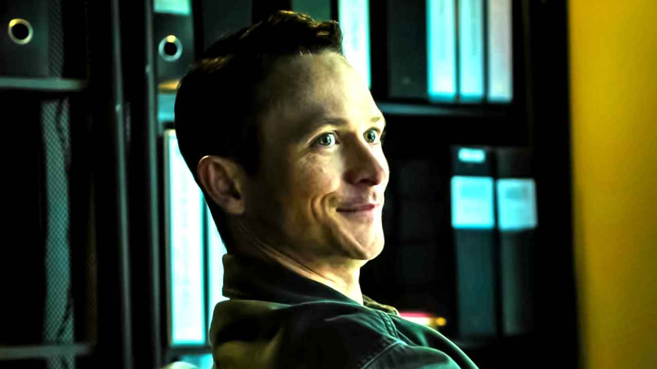 David Burroughs e Adam Mackenzie em cena de fuga da prisão em Eu Vou Te Encontrar