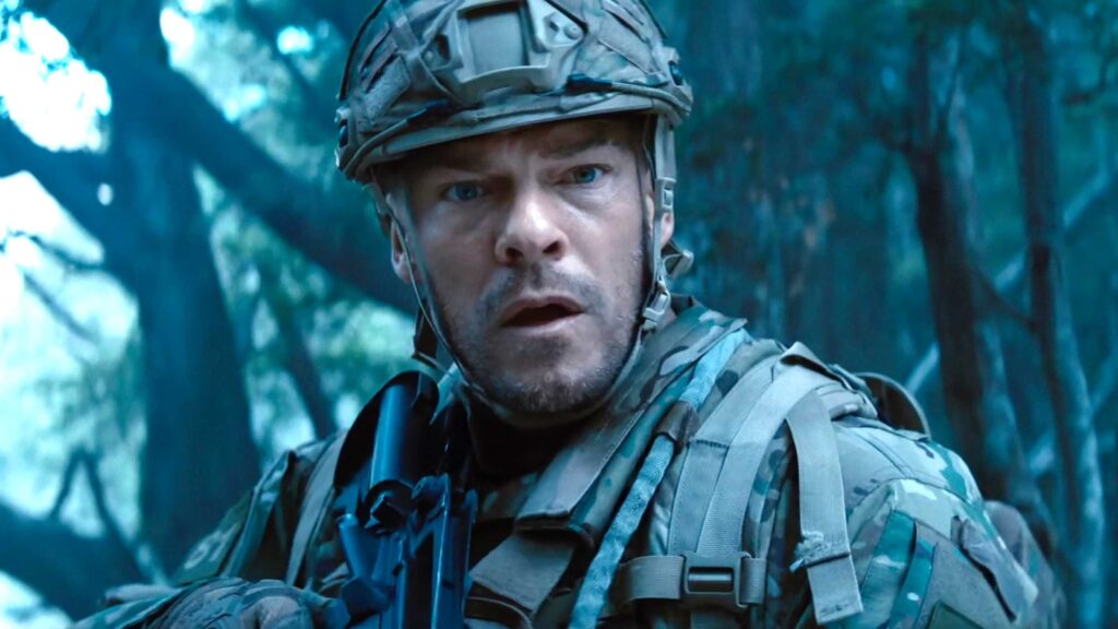 Alan Ritchson como personagem principal em Máquina de Guerra, novo filme de ação da Netflix