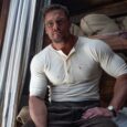 Alan Ritchson conquista segunda franquia de ação com Máquina de Guerra na Netflix Alan Ritchson como personagem principal em cena de ação do filme Máquina de Guerra na Netflix