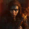 Anya Taylor-Joy lutou seis meses com George Miller por um grito em Furiosa Anya Taylor-Joy como Furiosa com expressão intensa e determinada