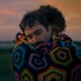 ‘Apenas Coisas Boas’, do diretor de ‘Vento Seco’, estreia nos cinemas Antonio e Marcelo em cena do drama queer Apenas Coisas Boas