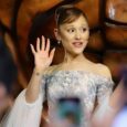 Ariana Grande cria fundacao para amparar comunidade LGBTQ+ em momento critico Ariana Grande em foto jornalística durante evento público