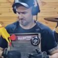 Baterista piracicabano vence concurso do Metallica com percussão de rua Marcelo Seghese toca bateria com tábua de lavar e galinha de borracha em performance criativa