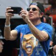 Ben Stiller dirige documentário do título histórico dos Knicks com HBO e A24 Ben Stiller com câmera documentando jogo dos Knicks