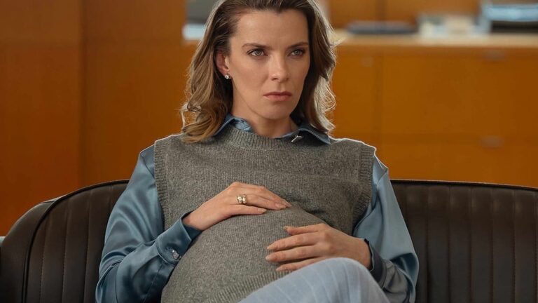 Betty Gilpin revela como foi gravar cena de parto em Paixão de Escritório