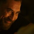 Cabo do Medo chega ao ponto de virada que define o futuro da série no Apple TV+ Max Cady como vizinho dos Bowden em cena de tensão psicológica de Cabo do Medo