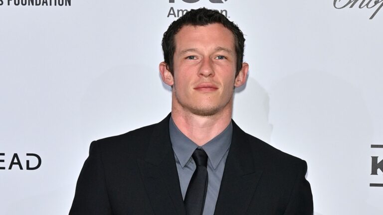 Callum Turner brinca com boato de ser James Bond enquanto Denis Villeneuve espera