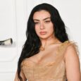 Charli XCX no Pior Momento Mental de Sua Vida: Como Brat Virou uma Armadilha Charli XCX durante performance ou momento introspectivo na era Brat