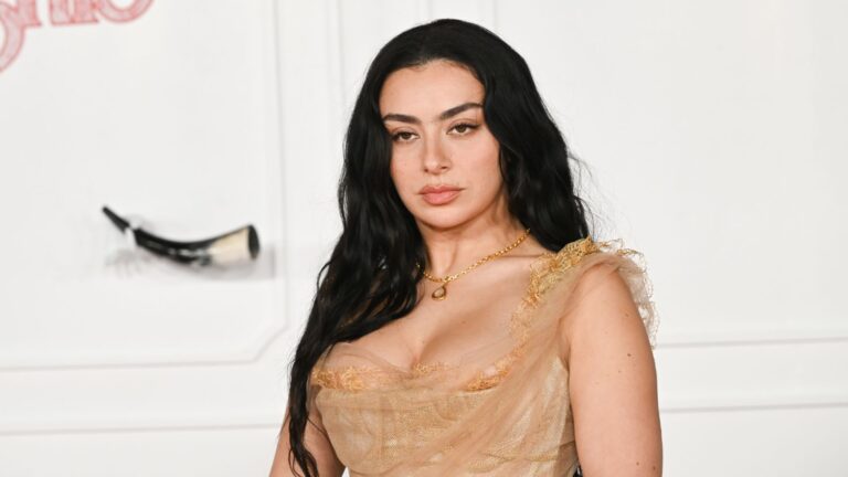 Charli XCX no Pior Momento Mental de Sua Vida: Como Brat Virou uma Armadilha
