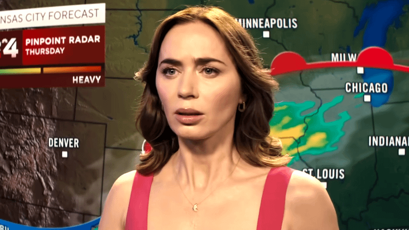 Emily Blunt em cena de ação do filme Disclosure Day de Spielberg