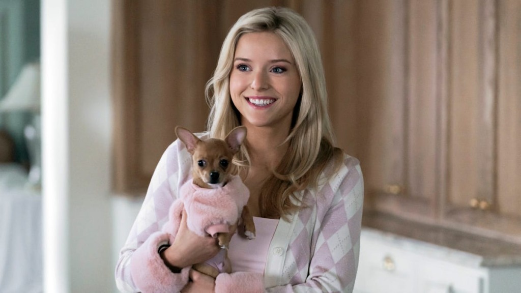 Cena do ambiente escolar em Elle, série que explora os anos de ensino médio de Elle Woods na década de 1990