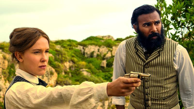 Sharon Duncan-Brewster como Moriarty em cena de confronto direto, representando evolução narrativa do personagem