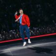 Harry Styles homenageia David Hockney e reencontra One Direction em estreia em Wembley Harry Styles em apresentação no palco durante estreia em Wembley