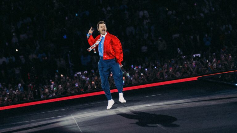 Harry Styles homenageia David Hockney e reencontra One Direction em estreia em Wembley