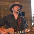 Jason Eady Ressuscita o Tulsa Sound de J.J. Cale na Era Pós-Mestres Jason Eady com guitarra, representando o revival do Tulsa Sound em seu álbum Tulsa Turnaround