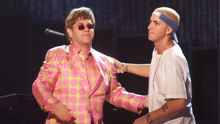 John Waters defende Eminem com a história mais inesperada sobre Elton John