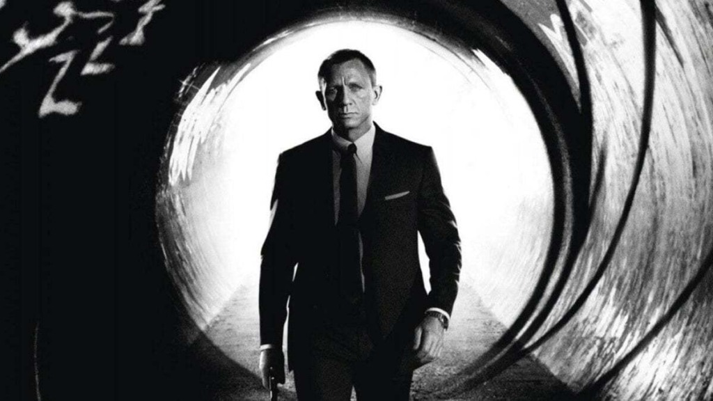 Louis Partridge comparado aos outros candidatos a James Bond em diferentes idades