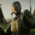 Mistura de Star Wars e O Senhor dos Anéis: Fãs precisam conhecer esta ficção científica da Netflix Sofia Boutella como Kora em cena de ação de Rebel Moon