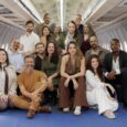 Musical sobre o 11 de setembro, ‘Vindos de Longe’ estreia em São Paulo Cena do musical Vindos de Longe com elenco em palco representando encontro entre passageiros e moradores de Gander
