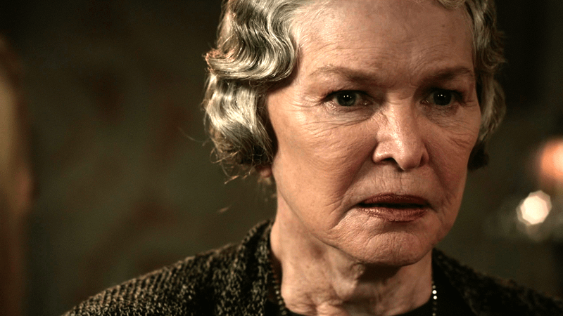 Ellen Burstyn como Olivia Foxworth em expressão severa