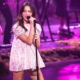 Olivia Rodrigo abandona a melancolia e descobre o rock em seu terceiro álbum Olivia Rodrigo em foto jornalística para o Spotify