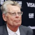 Prazer Máximo Garantido é melhor que Widow's Bay, segundo Stephen King Tatiana Maslany como Paula em Prazer Máximo Garantido, expressão facial revelando tensão entre comédia e suspense