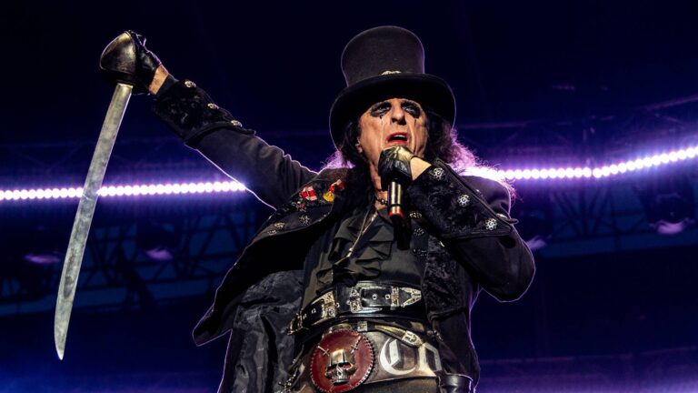 Quando Alice Cooper perde um cartão e ganha uma lição sobre gratidão no rock