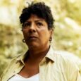 Rejane Faria em 'Yellow Cake': primeira protagonista aos 65 anos e o peso de representar mulheres negras no cinema Rejane Faria em cena de Yellow Cake, sua estreia como protagonista aos 65 anos