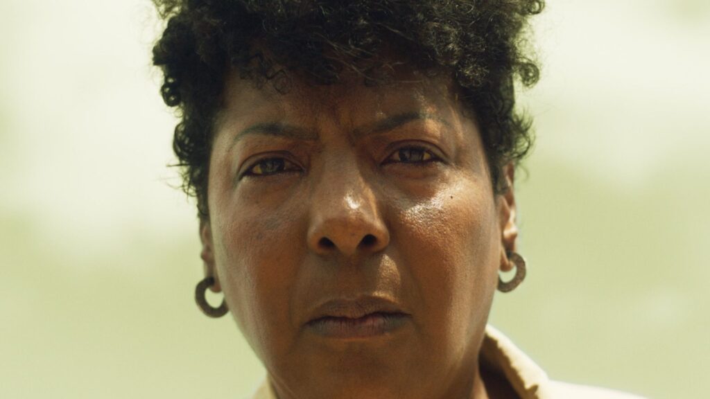 Rejane Faria como protagonista em Yellow Cake, aos 65 anos, em cena do filme