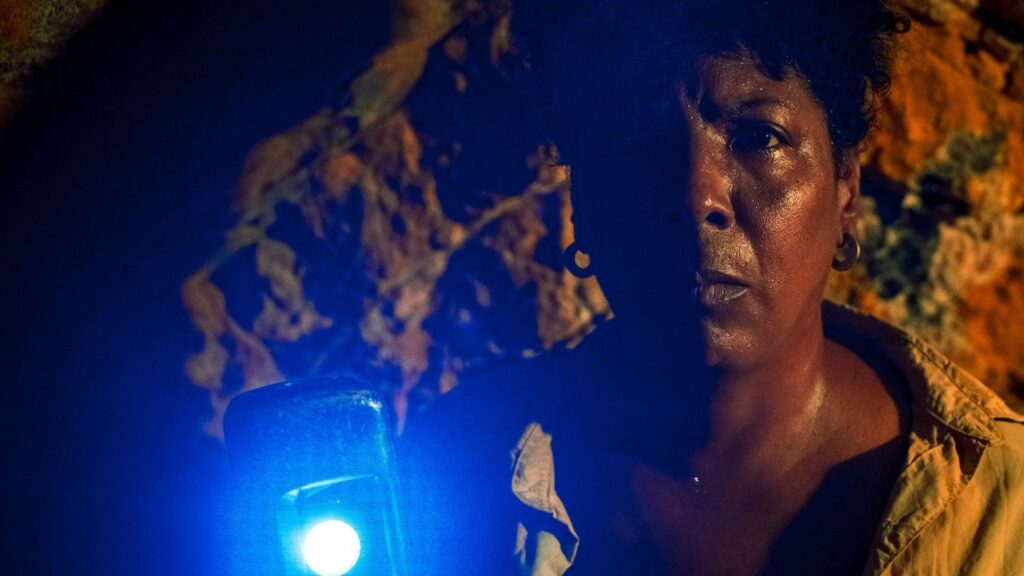 Rejane Faria em cena de Yellow Cake, sua estreia como protagonista aos 65 anos