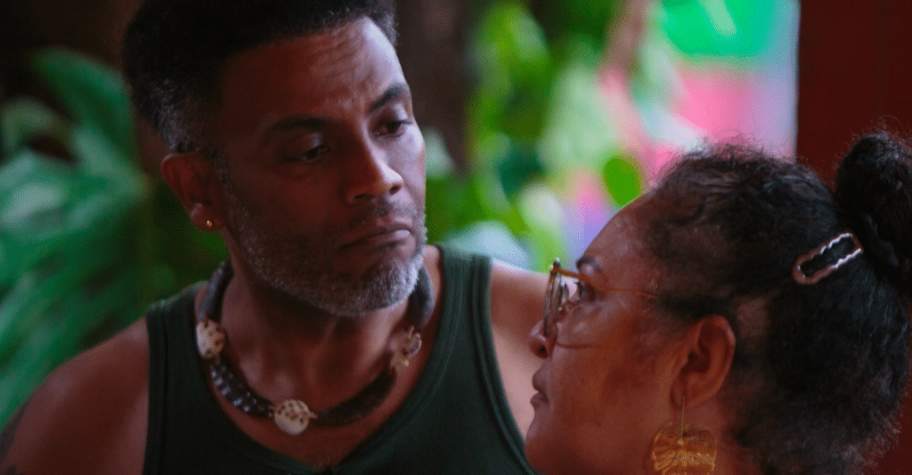 Cena da comédia romântica Amor em Movimento que retrata tradição indígena brasileira