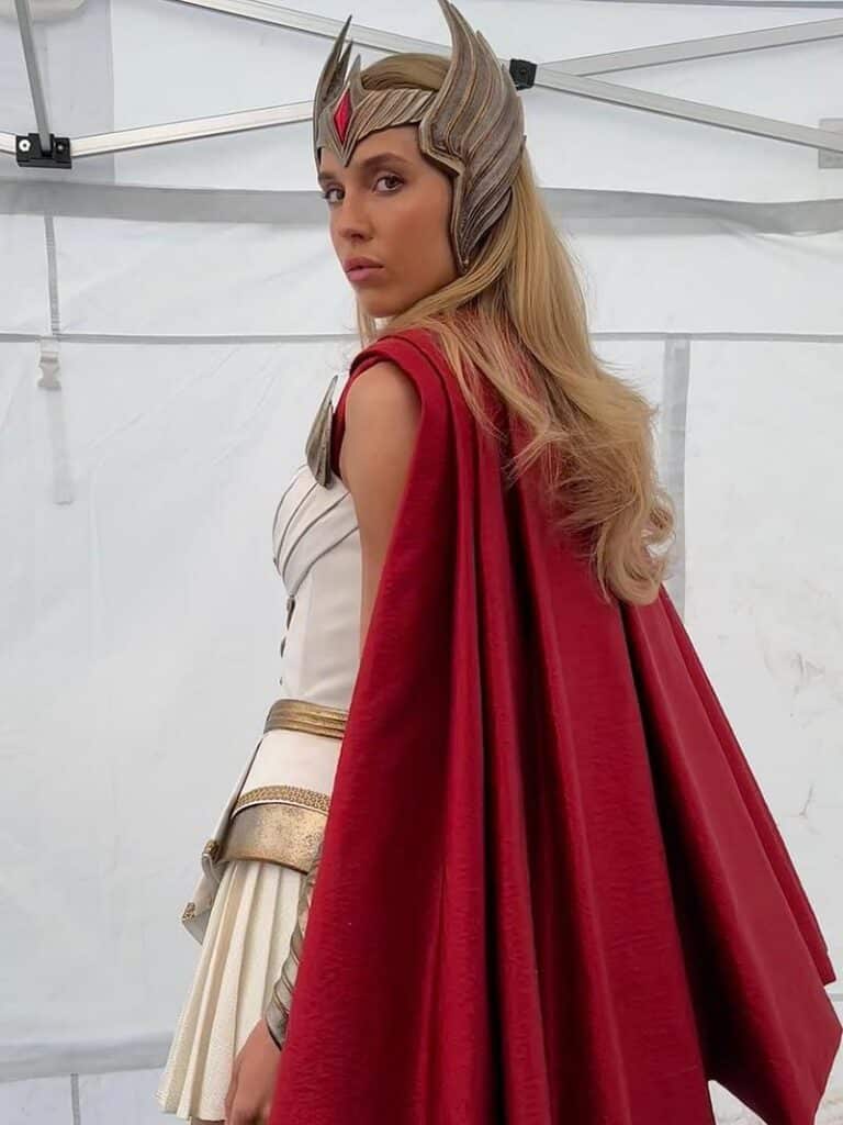 Lauren Saliu como She-Ra em foto de bastidores de Mestres do Universo 2026