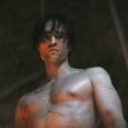 Robert Pattinson como Batman em cena do filme, mostrando o físico desenvolvido para o papel
