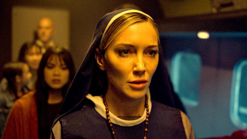 Katie Cassidy em cena de ação do filme de terror