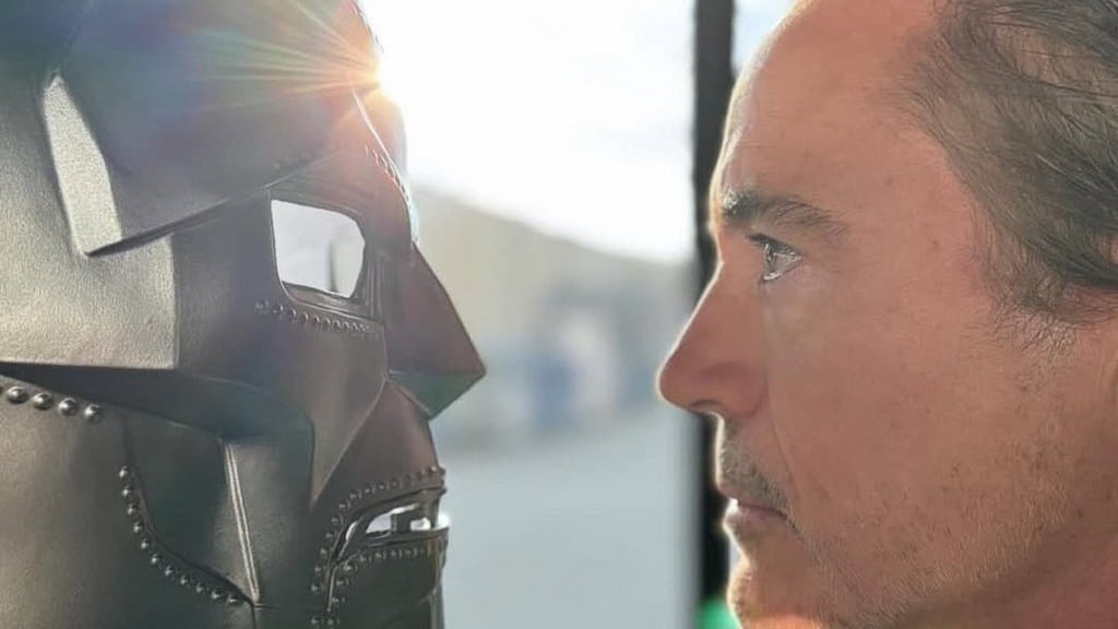 Doutor Destino e Robert Downey Jr. em cena de Vingadores: Doutor Destino