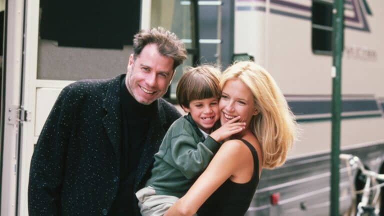 John Travolta encontra esperança no luto ao dedicar filme a Kelly Preston e Jett