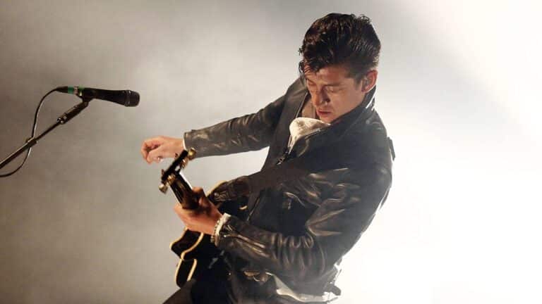 Como o Arctic Monkeys transformou a crise de identidade em seu disco mais espontâneo