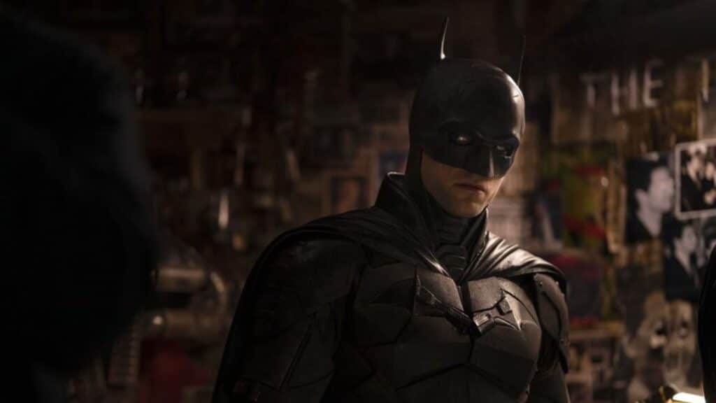Robert Pattinson como Batman em cena do filme, mostrando o treino intenso e físico do ator