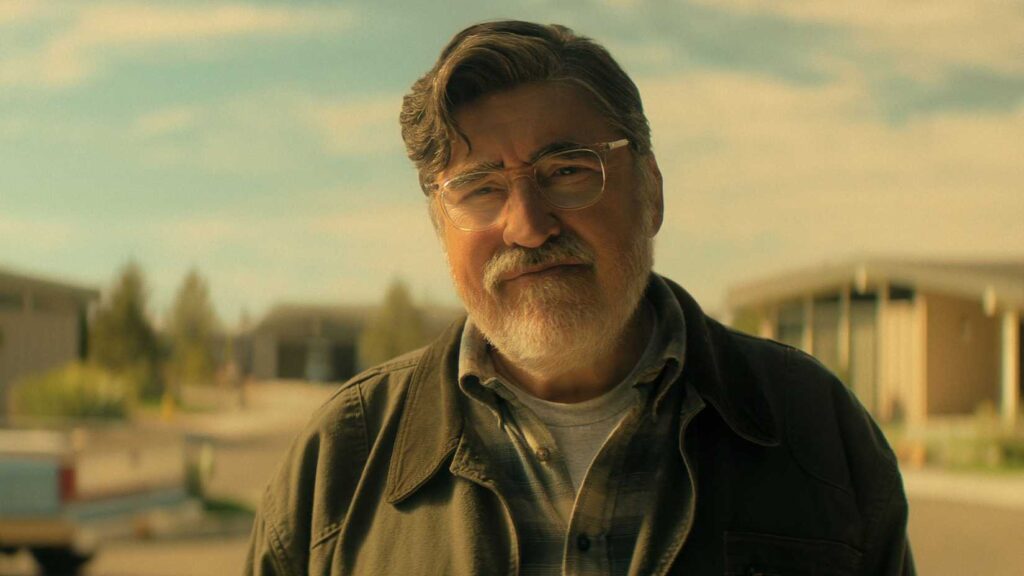 Alfred Molina interpretando personagens da DC Comics em cenas de filmes e séries