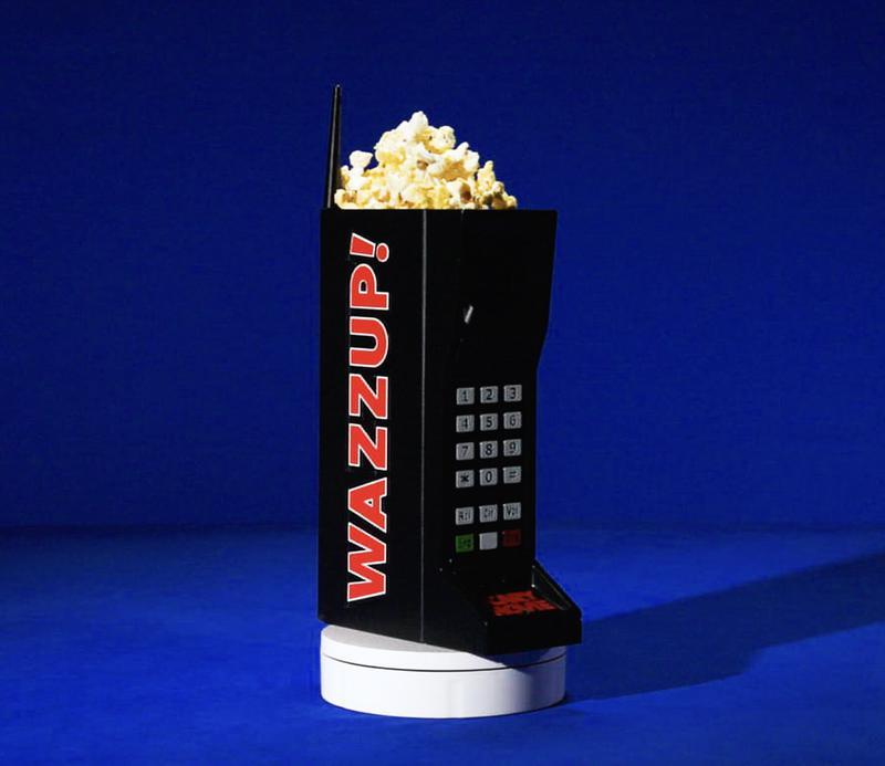 Cena de Scary Movie 6 com baldes de pipoca criativos e engraçados do filme de comédia de horror