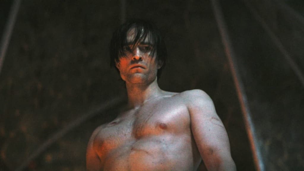 Robert Pattinson caracterizado como Batman em cena do filme