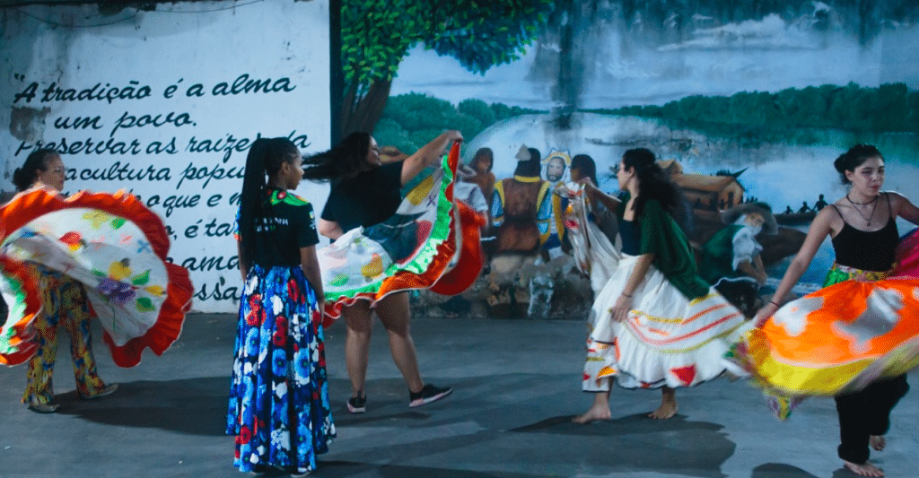 Cena da comédia romântica Amor em Movimento que resgata tradição indígena brasileira