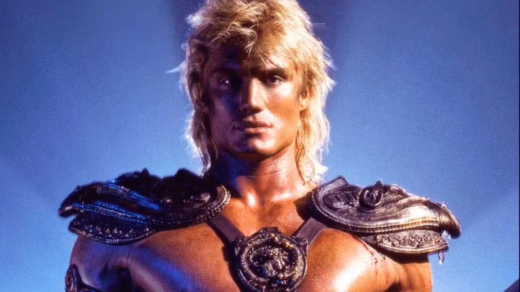 Dolph Lundgren como He-Man em Mestres do Universo, marcando passagem de bastão histórica