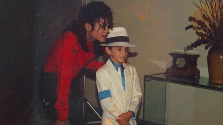 O documentário que acusa Michael Jackson retorna ao streaming em meio à polêmica