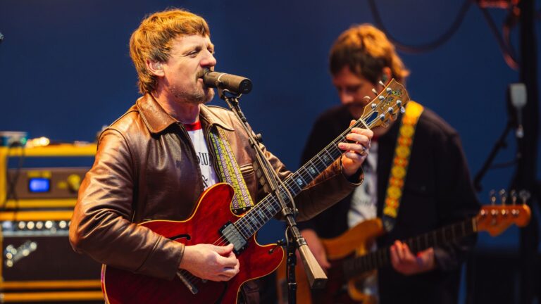 Sturgill Simpson lança Mutiny After Midnight em streaming no seu aniversário