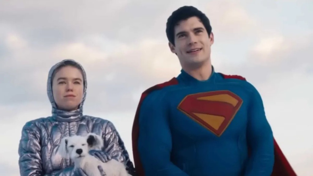 Supergirl (Milly Alcock) em cena do filme, com expressão séria refletindo o peso narrativo de sua jornada em Krypton.