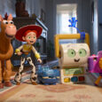 Toy Story 5 explicado: O que significa o final e qual é a mensagem do filme? Jessie e os brinquedos preocupados com o tablet Lilypad em Toy Story 5