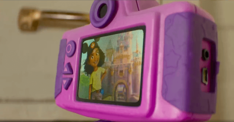 Snappy, câmera de brinquedo roxinha com olhos, personagem novo de Toy Story 5