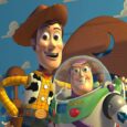 Toy Story: por que o 5º filme é melhor recebido e pior avaliado ao mesmo tempo Woody e Buzz Lightyear em cena do filme Toy Story 5